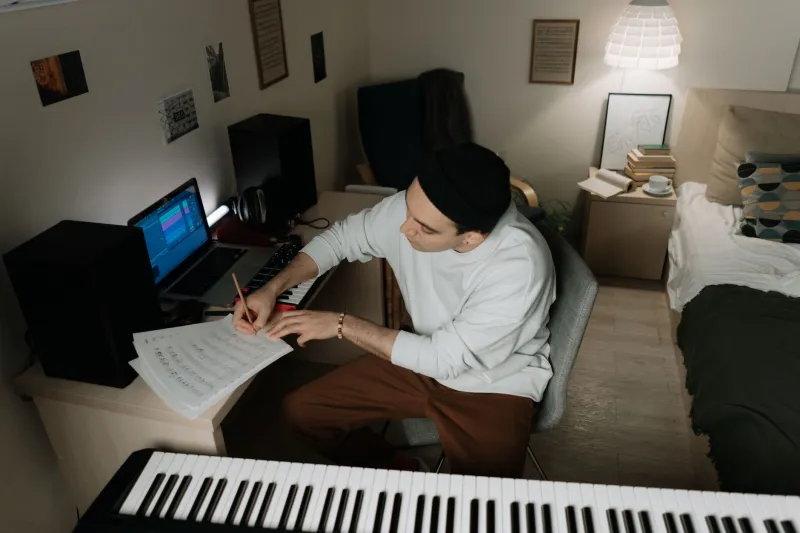 Note italiane sul mondo: i compositori che firmano le hit sonore delle grandi piattaforme
